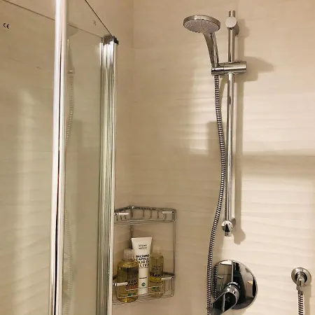 Apartment *central Lakeside Apt*swimming Pool & Free Parking